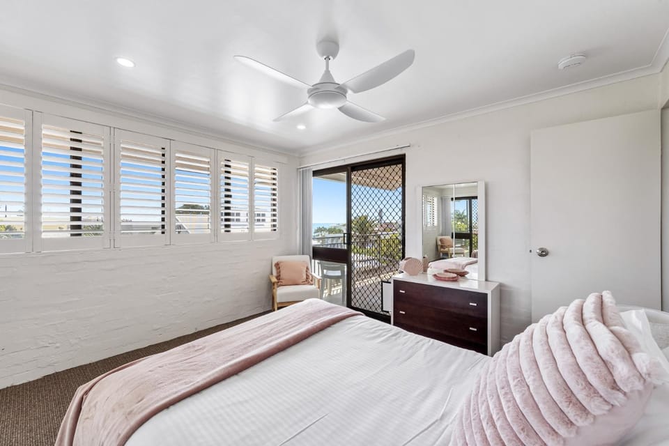Quaint 2-Bed Beach Abode with Ocean Views Apartment in Sunshine Coast
