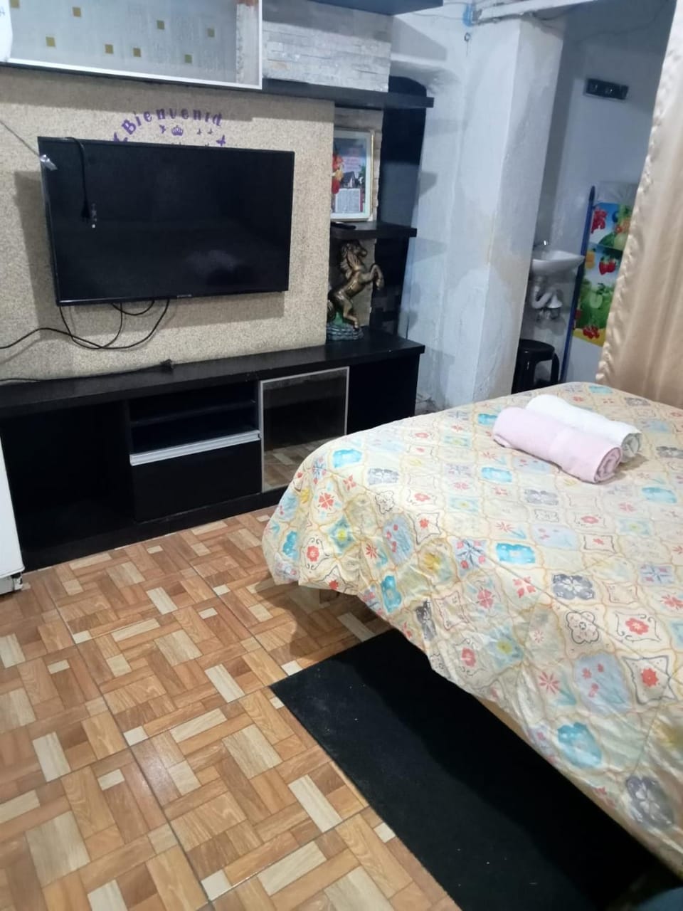Photo of the whole room, internet