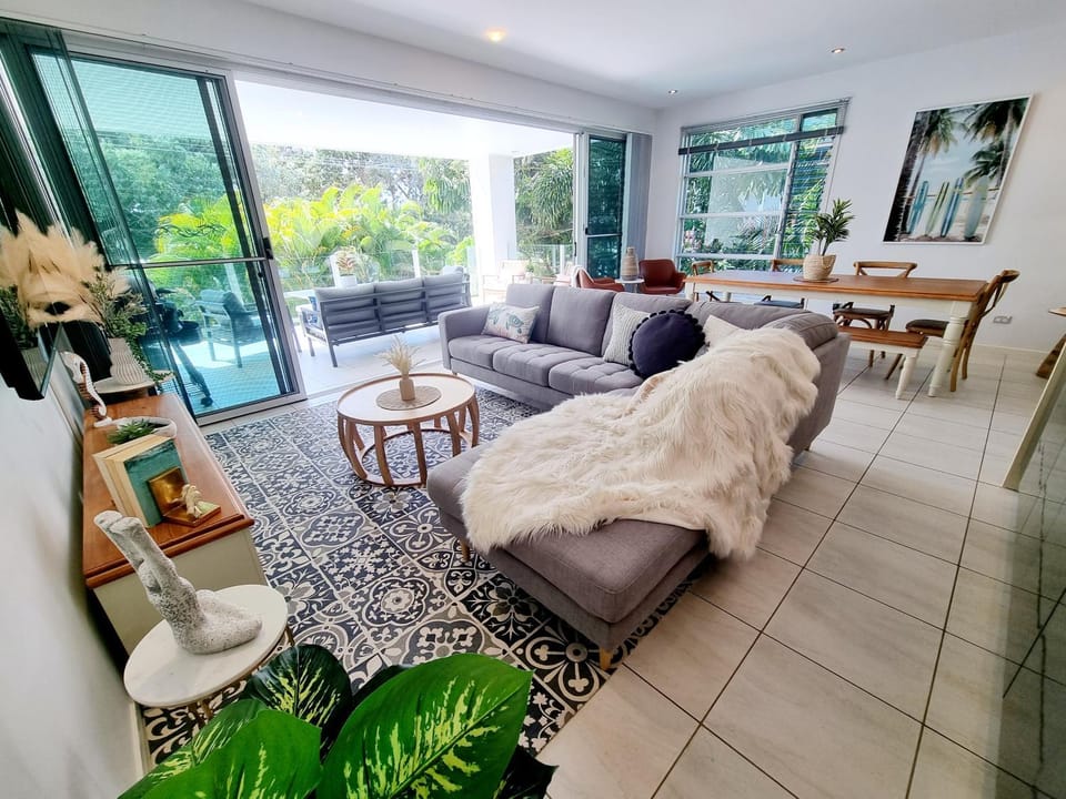 Patio, Living room, Seating area, Dining area