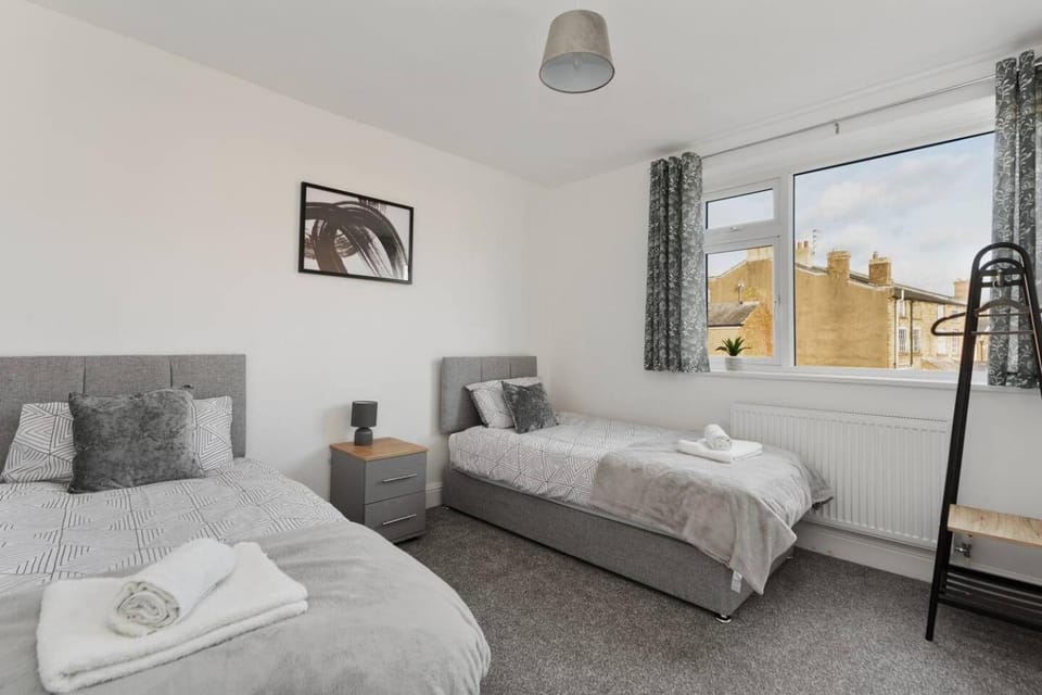 Spacious 5-Bed house Private Parking House in Newark-on-Trent