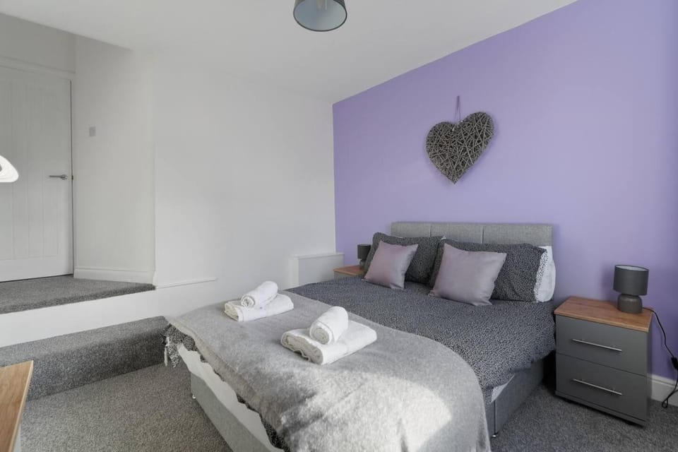 Spacious 5-Bed house Private Parking House in Newark-on-Trent