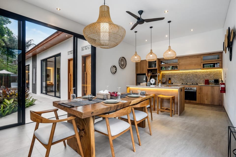 Coffee/tea facilities, Kitchen or kitchenette, Seating area, Dining area, stove