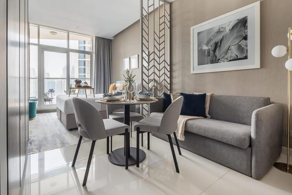 Frank Porter - Damac Prive B Apartment in Dubai