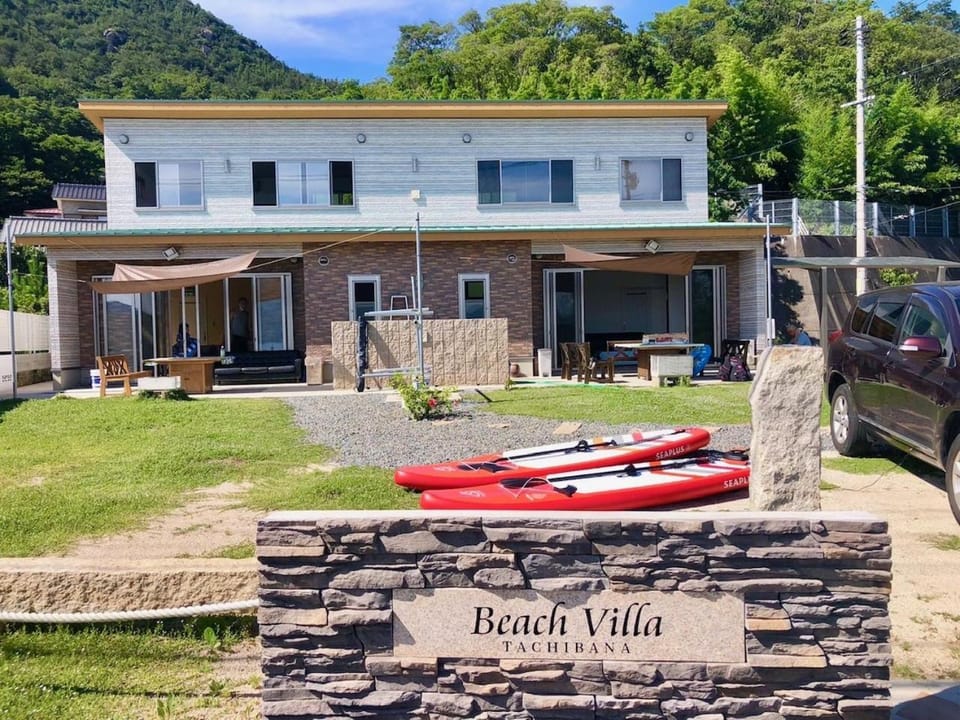 Property building, Activities, BBQ facilities, Fishing, Garden, Photo of the whole room, Beach, Windsurfing, Hiking, Cycling, Cycling, Animals, Pets, Garden view, Mountain view, group of guests, Family