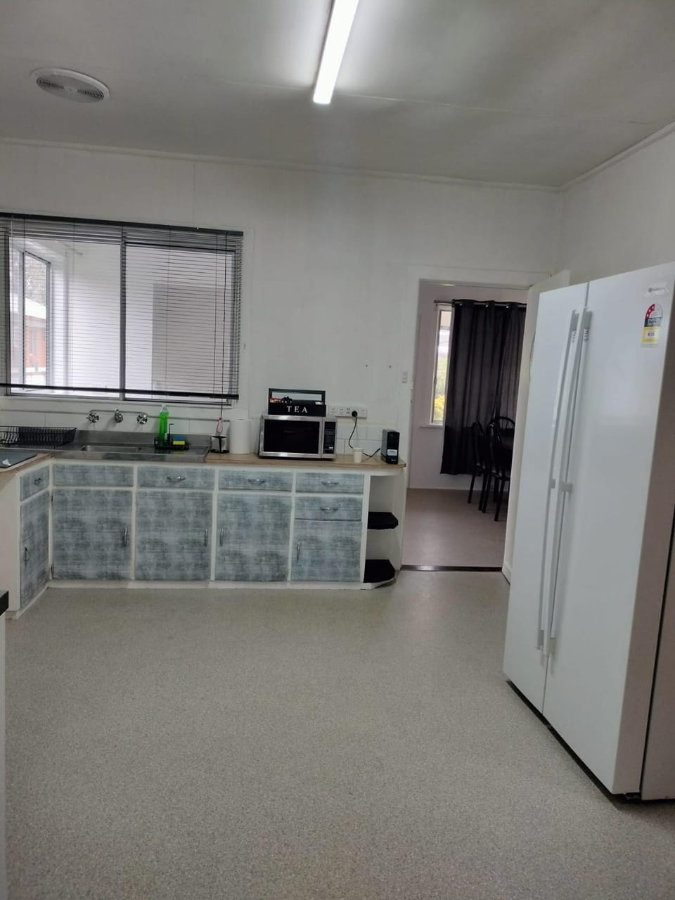 Kitchen or kitchenette, minibar
