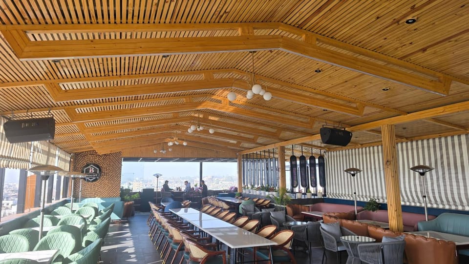 Restaurant/places to eat, Restaurant/places to eat, Banquet/Function facilities, Seating area, Breakfast