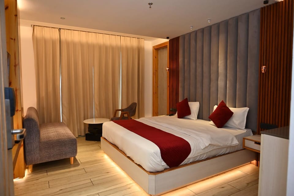 Bed, Living room, Photo of the whole room, Seating area, Bedroom