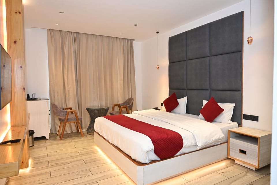 Bed, TV and multimedia, Living room, Photo of the whole room, Seating area, Bedroom