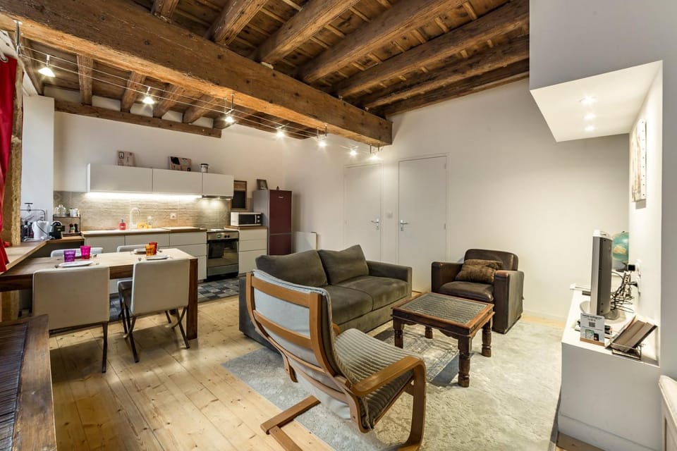 Coffee/tea facilities, Kitchen or kitchenette, Living room, Seating area, Dining area