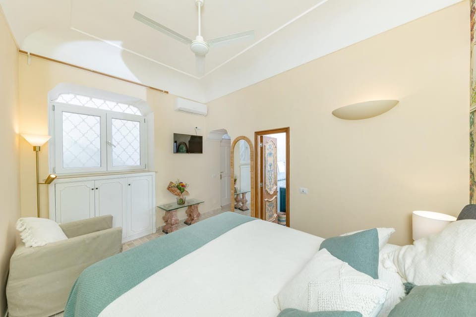 Bed, TV and multimedia, Photo of the whole room, Bedroom, air conditioner