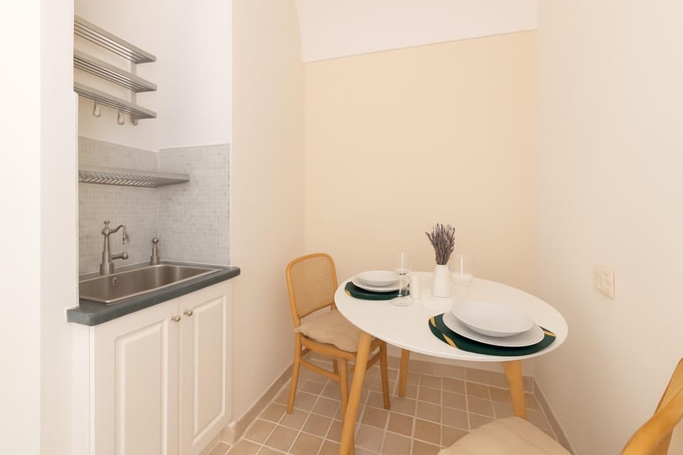 Kitchen or kitchenette, Dining area