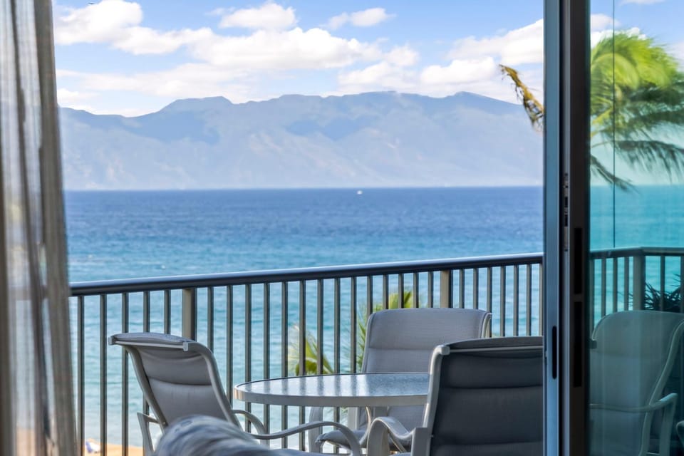 Whaler Resort 508- Fully remodeled Whaler condo, stunning Kaanapali Beach Black Rock view Apartment in Kaanapali