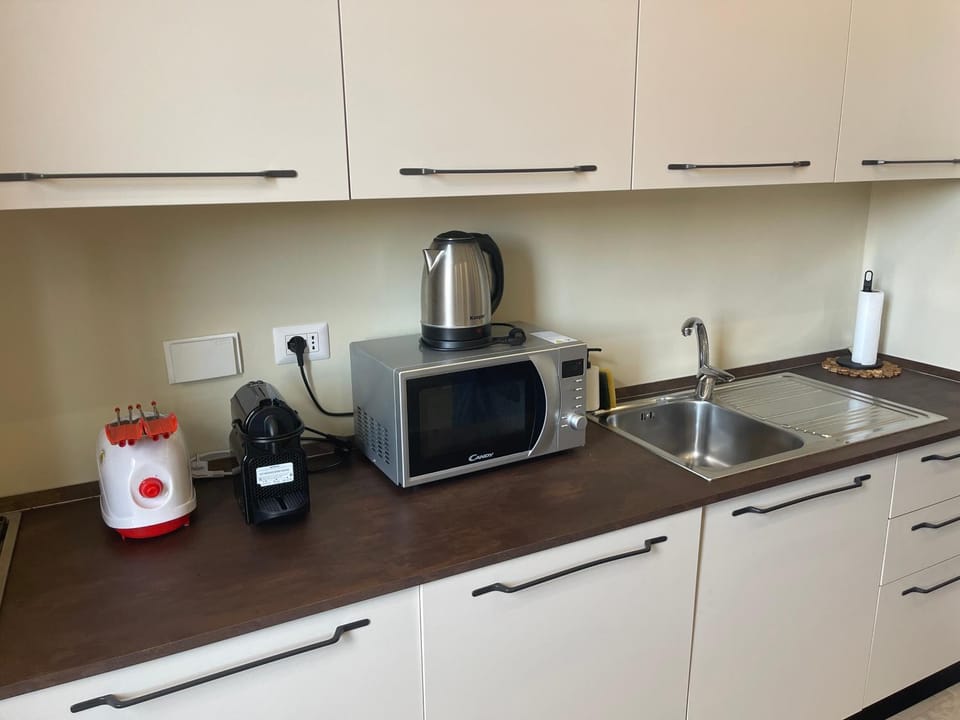 Coffee/tea facilities, Kitchen or kitchenette, microwave