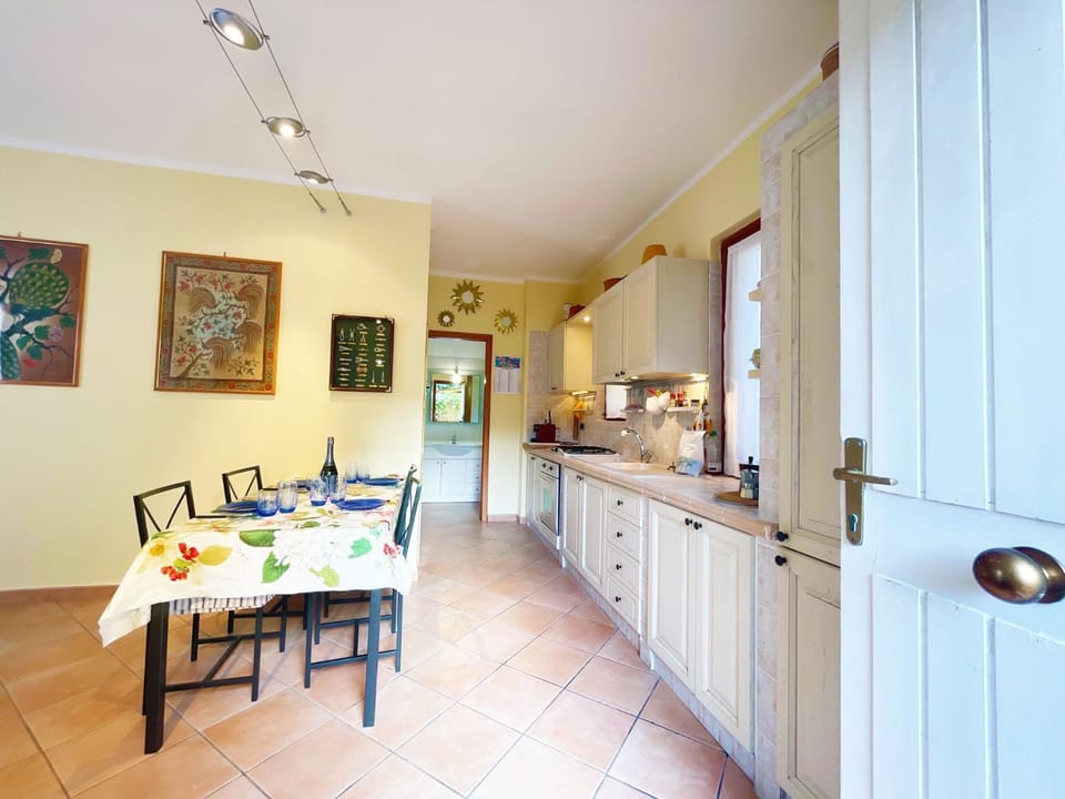 Kitchen or kitchenette, Dining area, pet friendly, stove