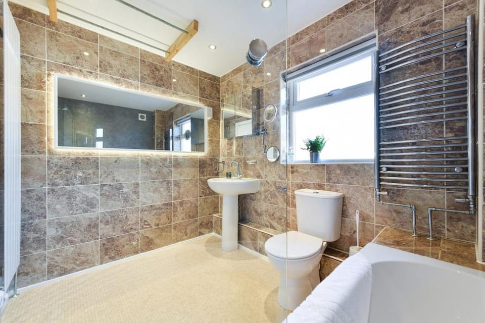 Morgan House- 4 Bed House, Near Nottingham Trent Uni Bed and Breakfast in Nottingham