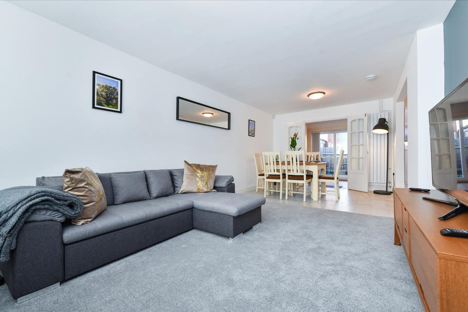 TV and multimedia, Living room, Seating area, Dining area