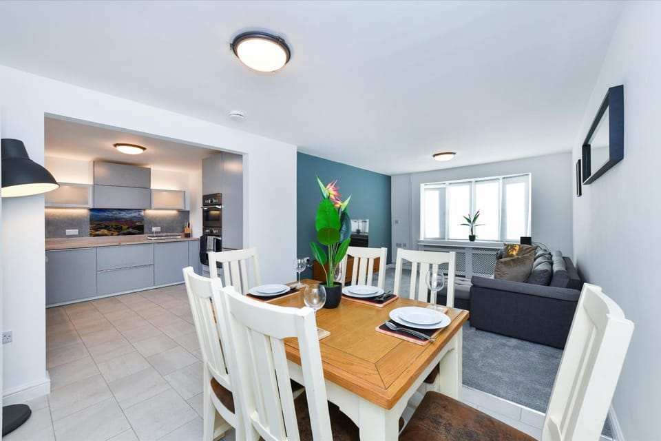 TV and multimedia, Kitchen or kitchenette, Living room, Seating area, Dining area