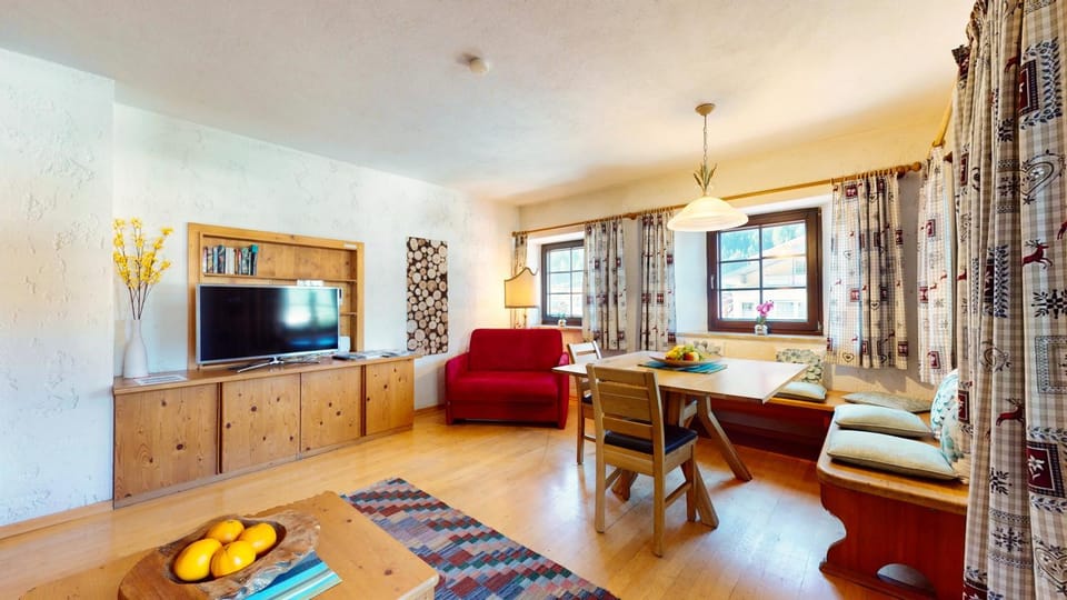 TV and multimedia, Living room, Seating area, Dining area, Evening entertainment