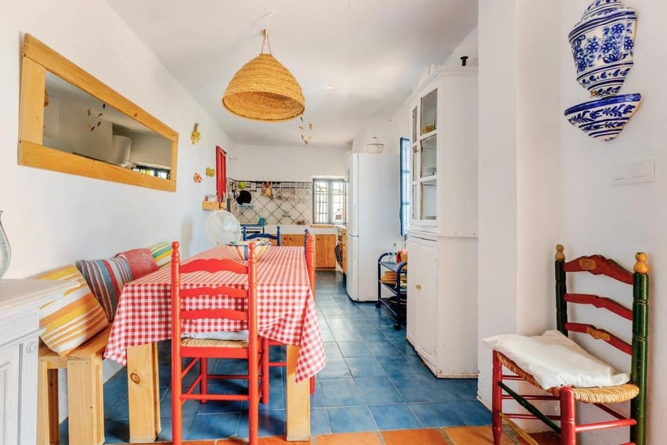 Kitchen or kitchenette, Seating area, Dining area