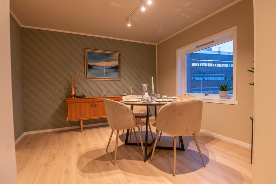 Seating area, Dining area