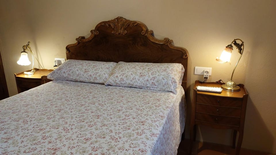 Property building, Bed, Photo of the whole room, Bedroom