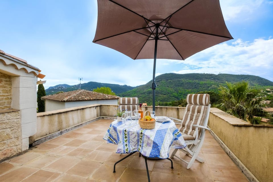 Property building, Balcony/Terrace, Living room