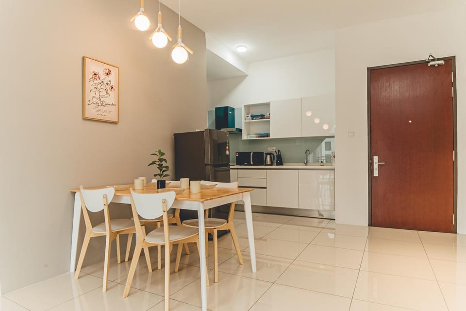 Kitchen or kitchenette, Dining area, minibar