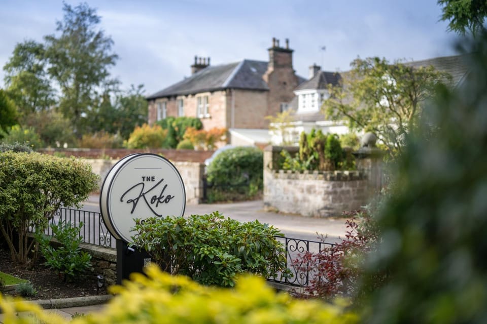 Property building, Day, Garden, Street view