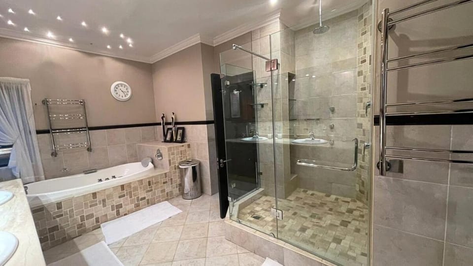 Palms On Byrne 5 Bed 6 bath 10 sleeper Tuscan Villa and Jacuzzi House in Umhlanga