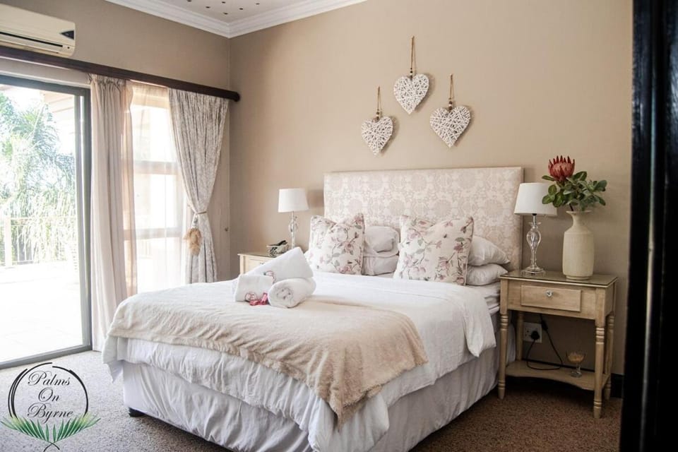 Palms On Byrne 5 Bed 6 bath 10 sleeper Tuscan Villa and Jacuzzi House in Umhlanga