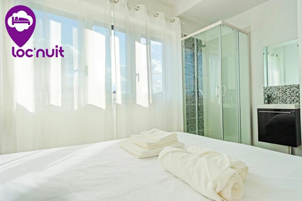 Shower, Bathroom, Bedroom, towels