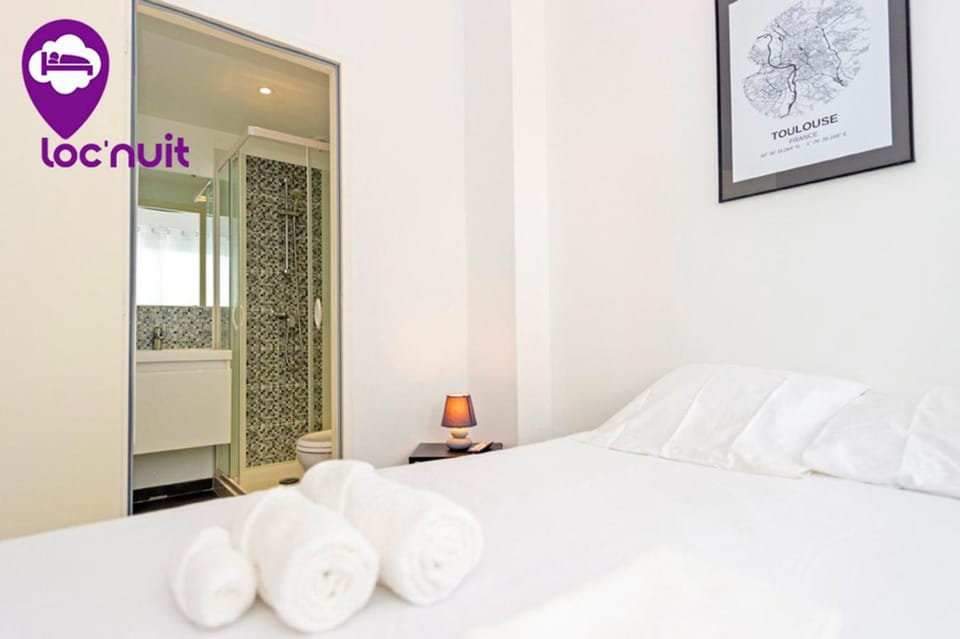 Shower, Bathroom, Bedroom, towels