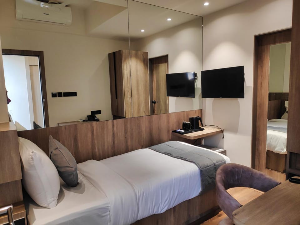 Photo of the whole room, Bedroom