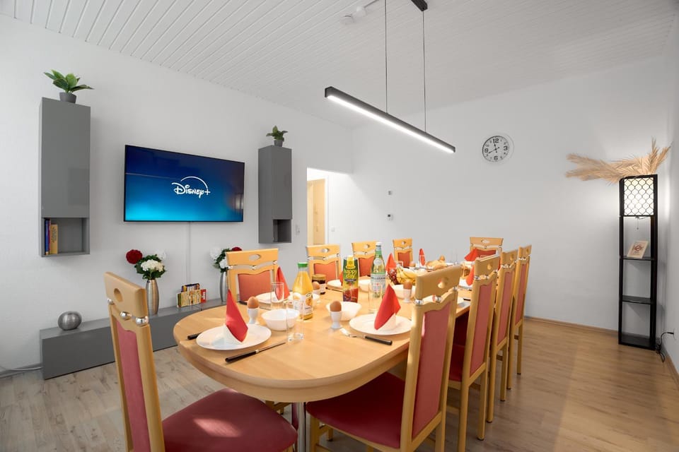 Communal lounge/ TV room, TV and multimedia, Living room, Dining area