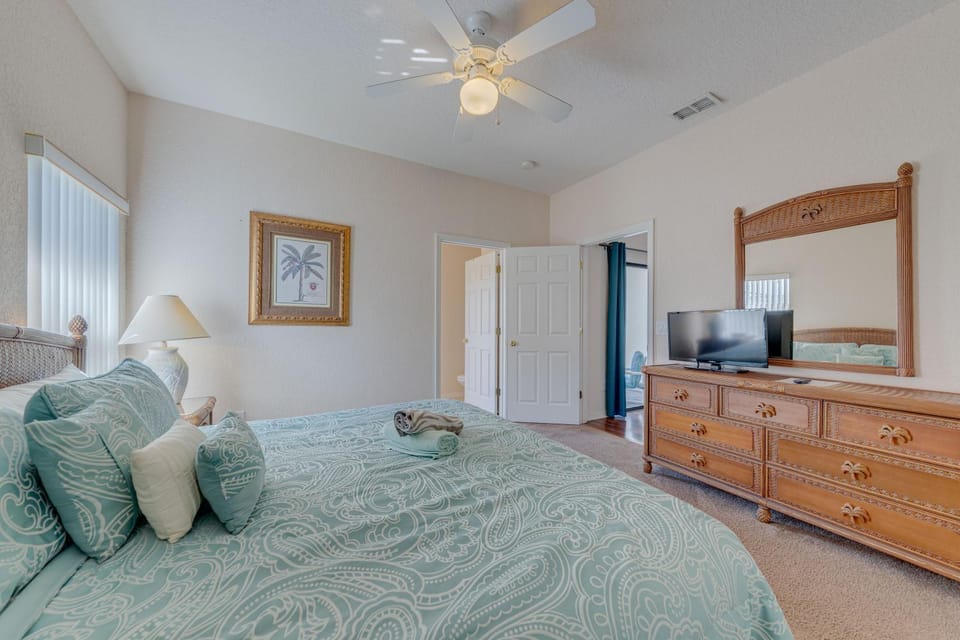 Bed, TV and multimedia, Photo of the whole room, Bedroom, fireplace, wardrobe