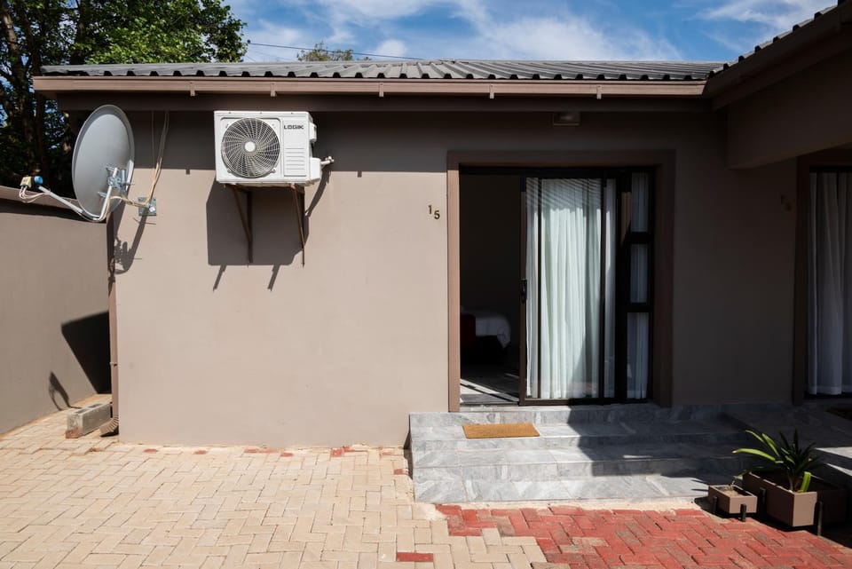Faces Guesthouse La Provance Bed and Breakfast in South Africa