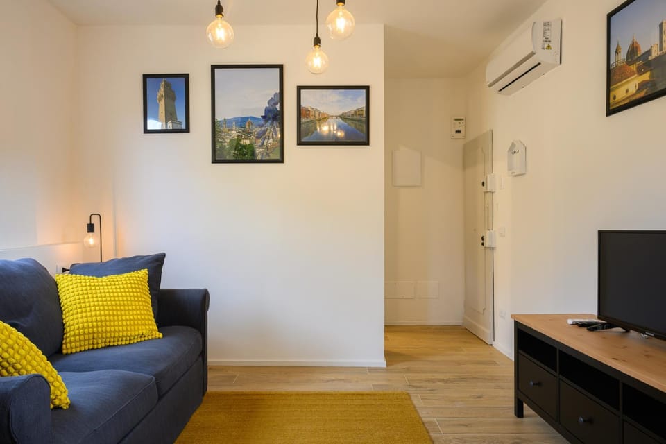 TV and multimedia, Living room, Seating area, air conditioner