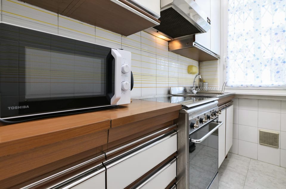 Kitchen or kitchenette, minibar