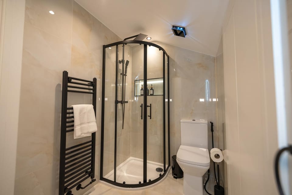 Exquisite 6 Bedroom Luxury Home Manchester House in Manchester