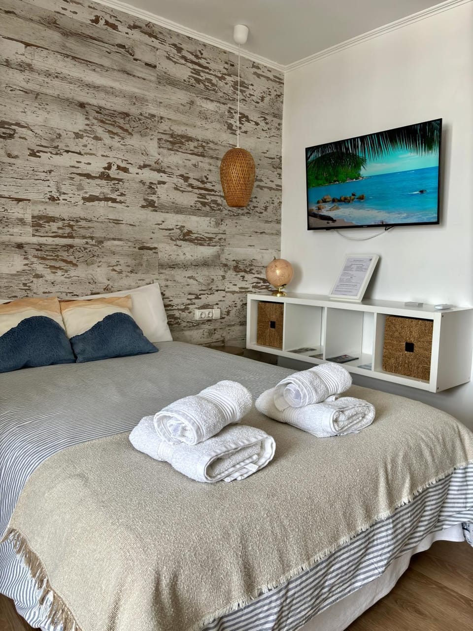Bed, TV and multimedia, Photo of the whole room, Bedroom, towels