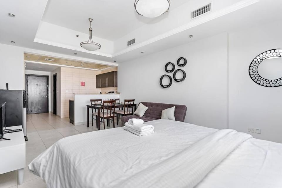 StoneTree - Near Metro - Furnished Studio in JLT Apartment in Dubai
