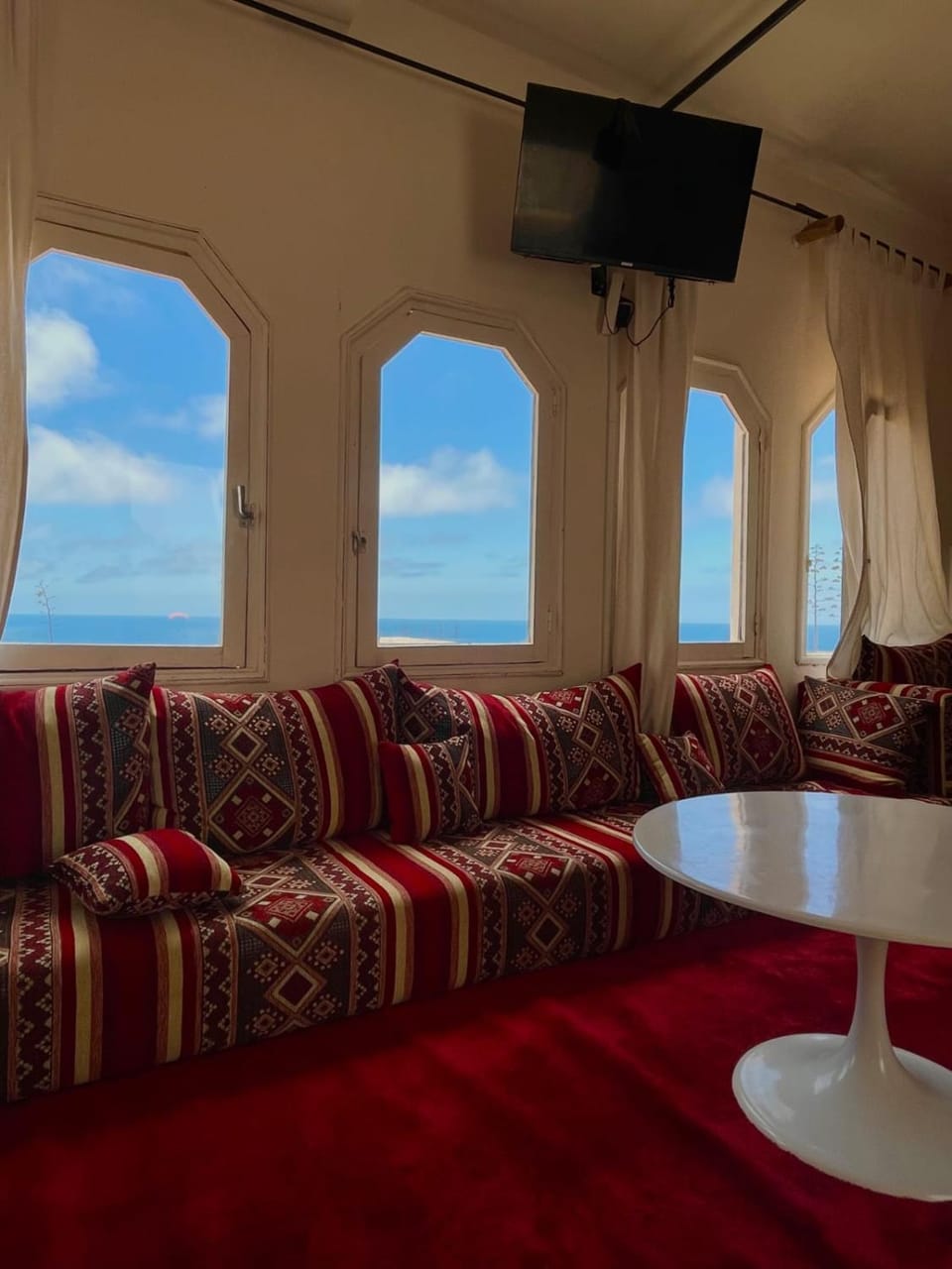 Communal lounge/ TV room, Natural landscape, TV and multimedia, Living room, Seating area, Evening entertainment, Sea view