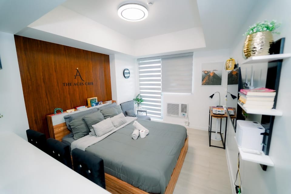 Bed, TV and multimedia, Living room, Seating area, Bedroom