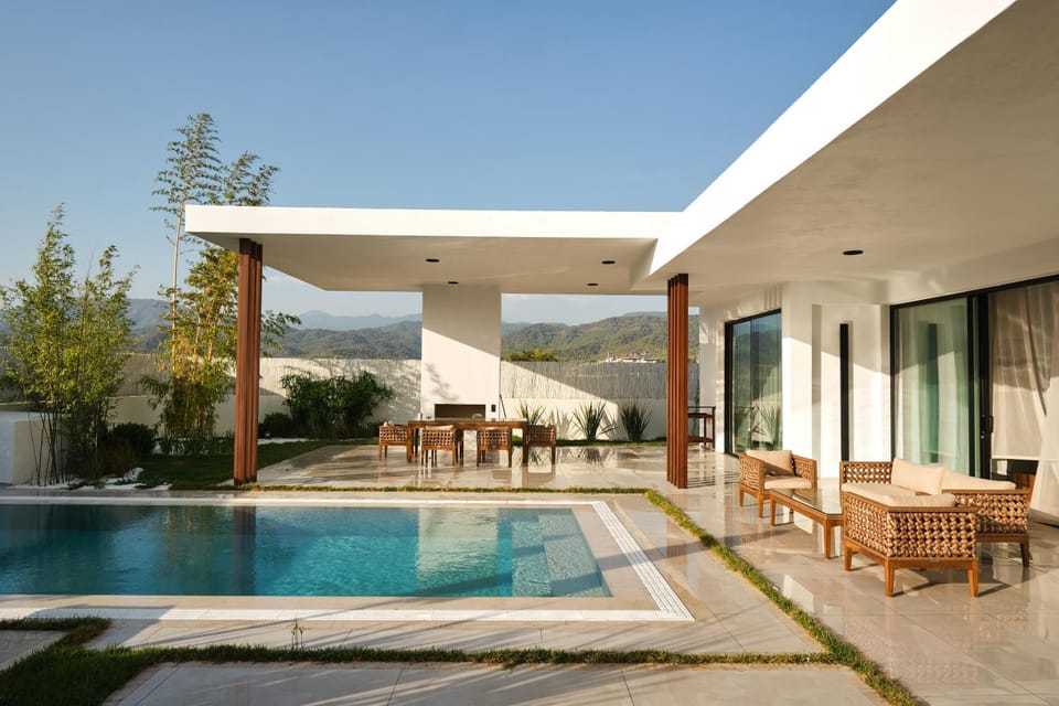 Property building, Patio, Day, Balcony/Terrace, Mountain view, Pool view, Swimming pool, Swimming pool, sunbed