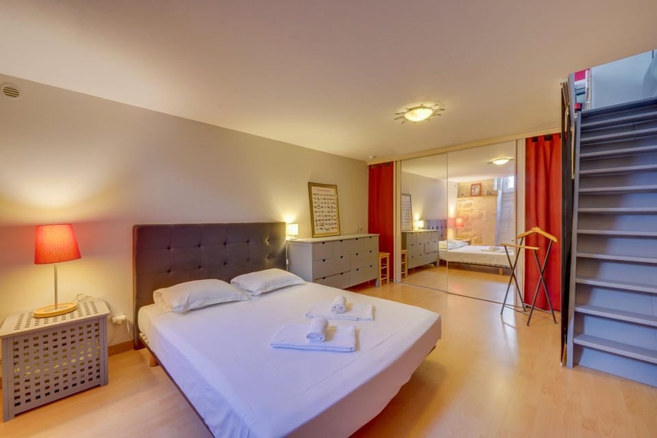 Bed, Bedroom, towels