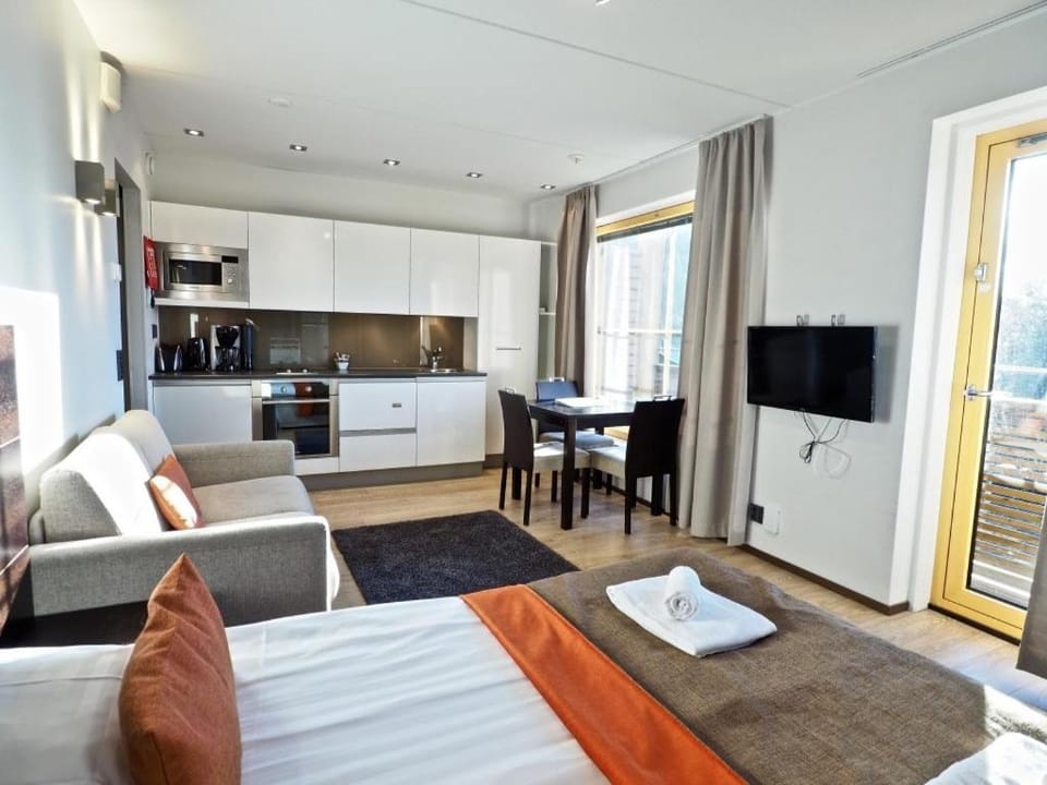 Kitchen or kitchenette, Seating area, Dining area
