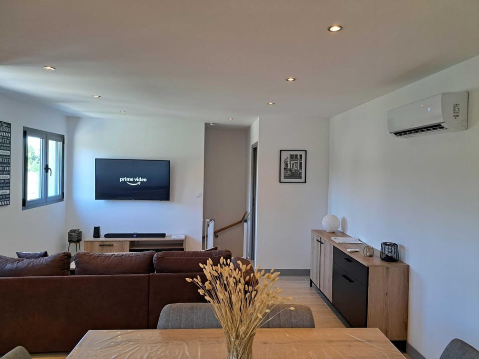 Communal lounge/ TV room, Seating area, air conditioner