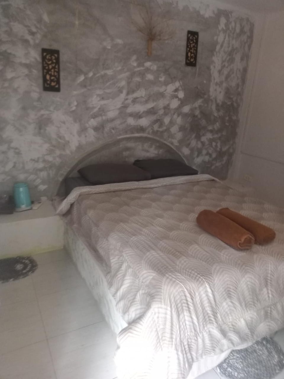 Photo of the whole room, towels