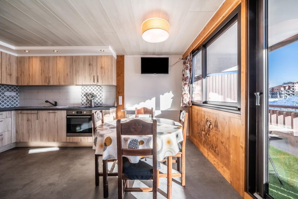 Property building, Kitchen or kitchenette, Living room