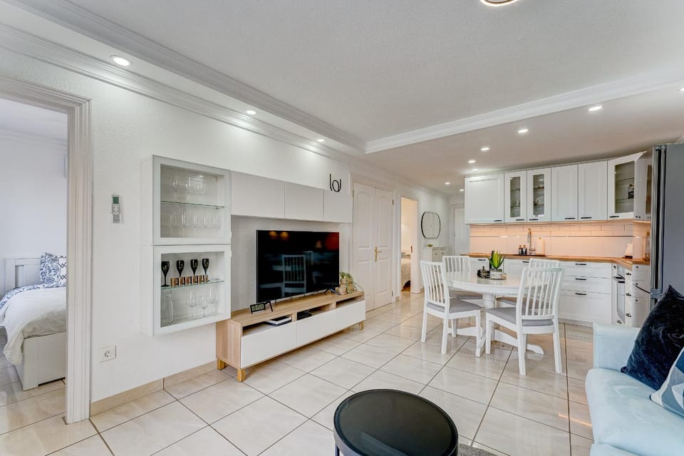 TV and multimedia, Kitchen or kitchenette, Living room, Dining area